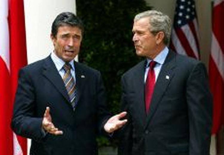 Anders Fogh Rasmussen og George W. Bush er enige om ofre for tortur i Irak skal have hjælp. - Foto: AP 