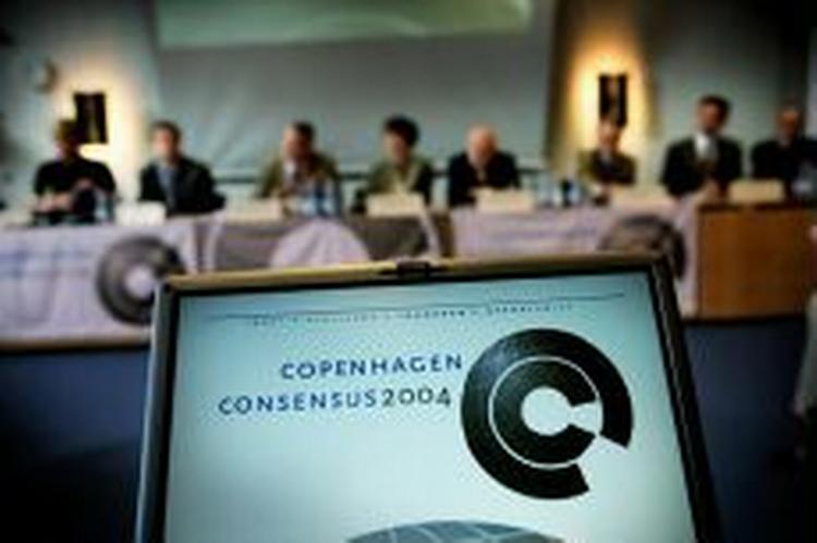 De økonomiske eksperter har grublet i en uge, og er nået frem til at det vil være mest rentabelt at bekæmpe sygdommen aids. - Foto: Martin Lehmann 