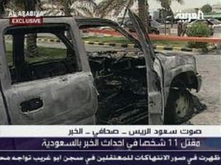 En udbrændt bil efter dagens angreb i oliebyen Khobar. - Foto: AP 