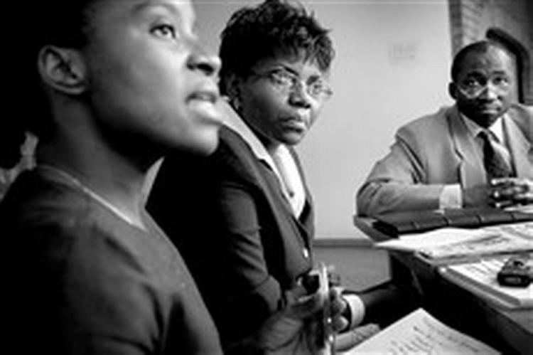 Politikens panel i Kampala: Christine Kirunge, Dorothy Kaggwa og Lawrence Bategeka. For dem er udviklingslande vidt forskellige. - Foto: Thomas Borberg 