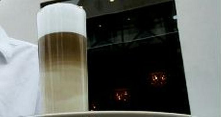 En macchiato består af en espresso med et skvæt varm mælk, men den fås også i en latte-version. - Foto: Thomas Wilmann 