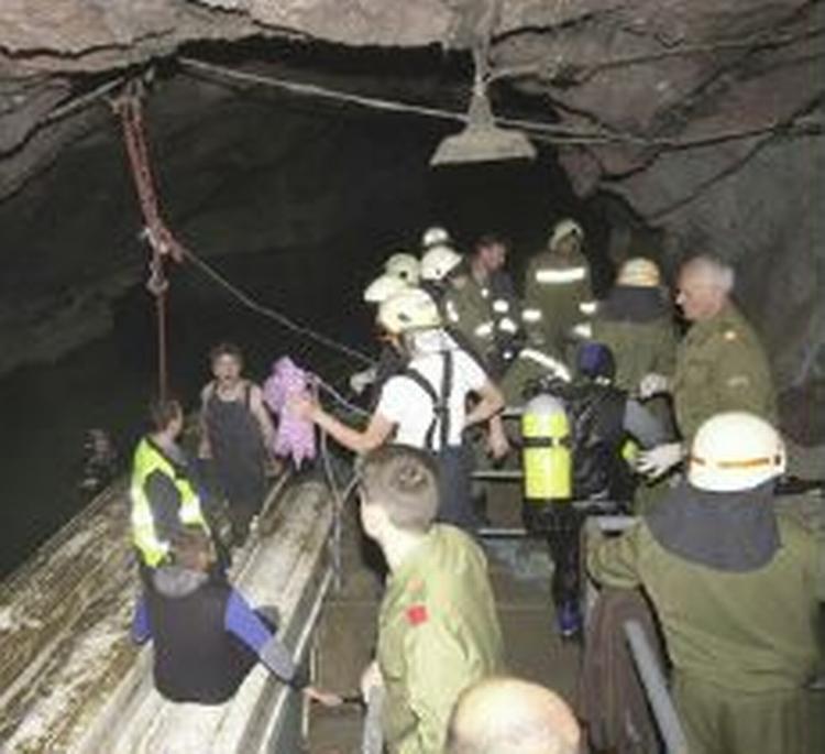 Redningsfolkene kunne ikke redde de fem turister. - Foto: AP 
