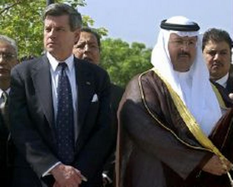 Lederen af regeringsrådet, Ghazi Yawer, bliver den nye præsident. Her ses han sammen med lederen af den amerikanske administration, Paul Bremer. - Foto: AP 