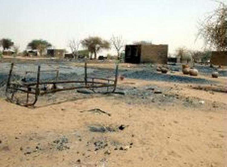 Landsbyen Bandago i Darfur efter at arabiske janjaweed-militser kom forbi og brændte husene ned. - Foto: AP 