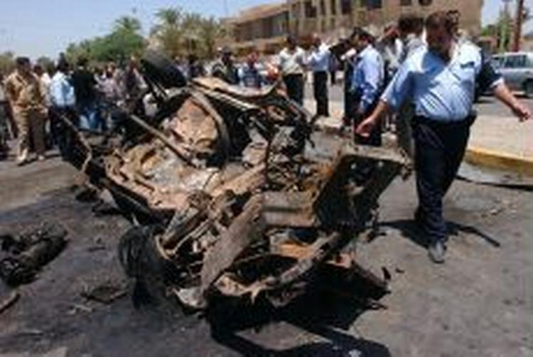 Politiet i den nordlige del af Bagdad rydder op efter en bilbombe sprængte onsdag og dræbte mindst fire og sårede op mod tyve mennesker. - Foto: AP 