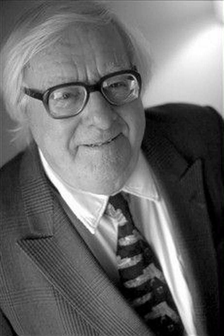 Det kan aldrig være rimeligt at udnytte en titel, som andre har fundet på, mener Ray Bradbury, der føler, at Michael Moore har udnyttet titlen på bogen  Fahrenheit 451 .   Arkivfoto: Wyatt Counts 