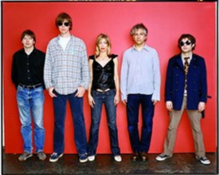 Det overraskende er, i hvor høj grad Sonic Youth stadig lyder som et band, der er decideret sultent efter at udforske og undgå rockmusikkens klichéer - også dem de selv har været med til at skabe. - PR-foto: Universal 
