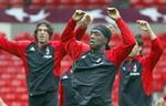 Clarence Seedorf der her træner med sine kolleger i Milan, skaber uro i den hollandske trup. - Foto: AP 