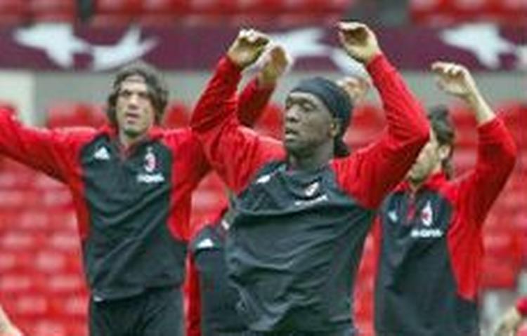 Clarence Seedorf der her træner med sine kolleger i Milan, skaber uro i den hollandske trup. - Foto: AP 