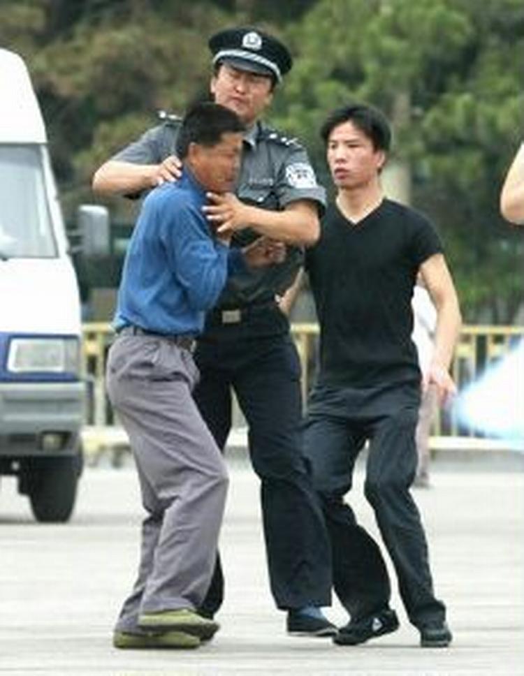 Det kinesiske politi fjernede demonstranter fra Den Himmelske Fredsplads i Beijing fredag på 15-årsdagen for massakren i 1989. - Foto: AP 