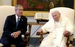 Den stærkt svækkede Pave Johannes Paul den Anden mødtes med Bush. - Foto: AP 