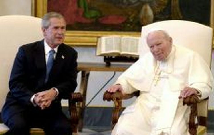 Den stærkt svækkede Pave Johannes Paul den Anden mødtes med Bush. - Foto: AP 