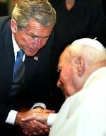 Den stærkt svækkede Pave Johannes Paul den Anden mødtes med Bush, som kom et kvarter for sent. - Foto: AP 