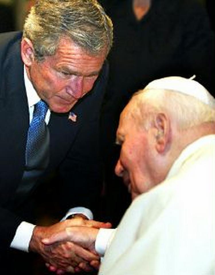Den stærkt svækkede Pave Johannes Paul den Anden mødtes med Bush, som kom et kvarter for sent. - Foto: AP 