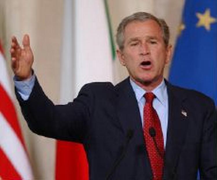 Den amerikanske præsident Bush slår fast, at han er lige så rystet som paven over at se billederne af amerikanske soldaters mishandling af irakiske krigsfanger. - Foto: AP 