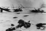Den første angrebsbølge med amerikanske soldater rammer kysten. - Foto: Robert Capa 