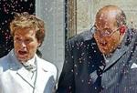 Stéphane Chapin og Bertrand Charpentier under ris-beskydning efter vielsen. - Foto: AP 