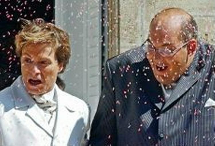 Stéphane Chapin og Bertrand Charpentier under ris-beskydning efter vielsen. - Foto: AP 