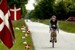 100 kilometer ude på ruten hyldede en gårdejer traditionen tro deltagerne med Dannebrog. - Foto: Jacob Ehrbahn 