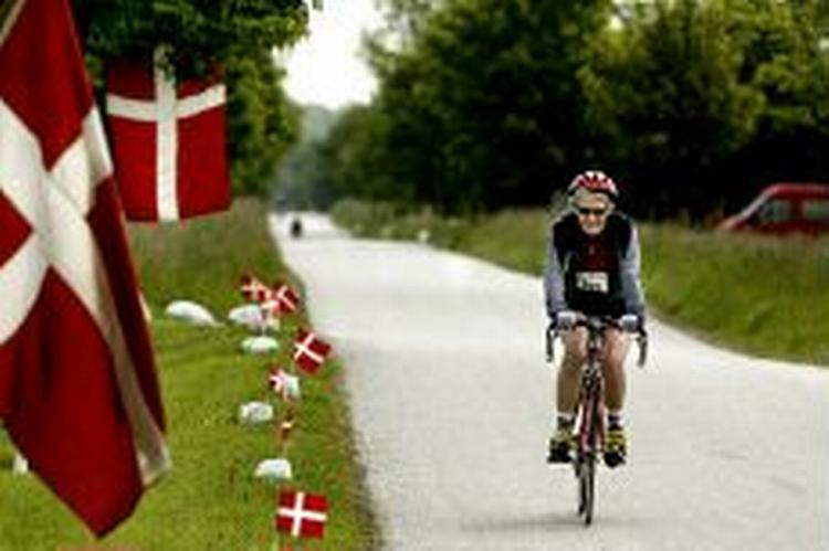 100 kilometer ude på ruten hyldede en gårdejer traditionen tro deltagerne med Dannebrog. - Foto: Jacob Ehrbahn 