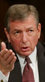 Den amerikanske indenrigsminister John Ashcroft diskuterer terrorbegrebet med medlemmer af Senatet under en høring tirsdag. - Foto: AP 