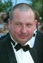 Lars von Trier i smoking i Cannes. Normalt er han mere almindeligt påklædt. - Foto: AP 