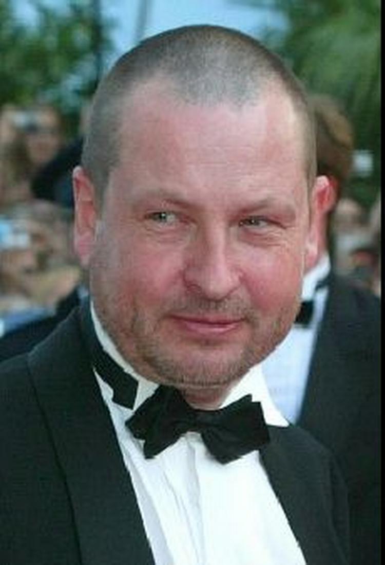 Lars von Trier i smoking i Cannes. Normalt er han mere almindeligt påklædt. - Foto: AP 