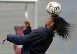 Ronaldinho har henrykket Barca-fansene i år, og klubben tager ingen chancer, når det drejer sig om at beholde guldfuglen. - Foto: AP 