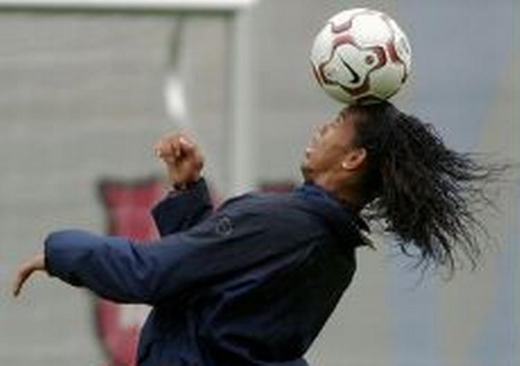 Ronaldinho har henrykket Barca-fansene i år, og klubben tager ingen chancer, når det drejer sig om at beholde guldfuglen. - Foto: AP 