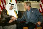 Bush hilser på den kommende irakiske præsident Ghazi al-Yawar. - Foto: AP 