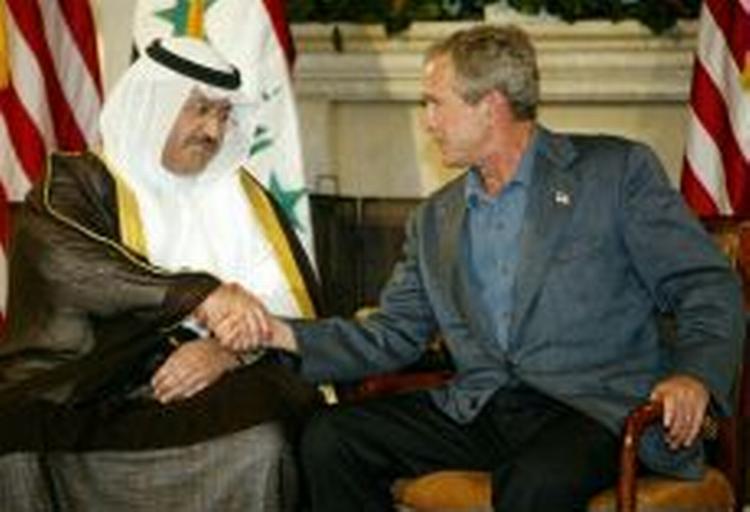 Bush hilser på den kommende irakiske præsident Ghazi al-Yawar. - Foto: AP 