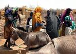 Kvinder pumper vand fra en brønd i en midlertidig flygtningelejr i Sudan. - Foto: AP 