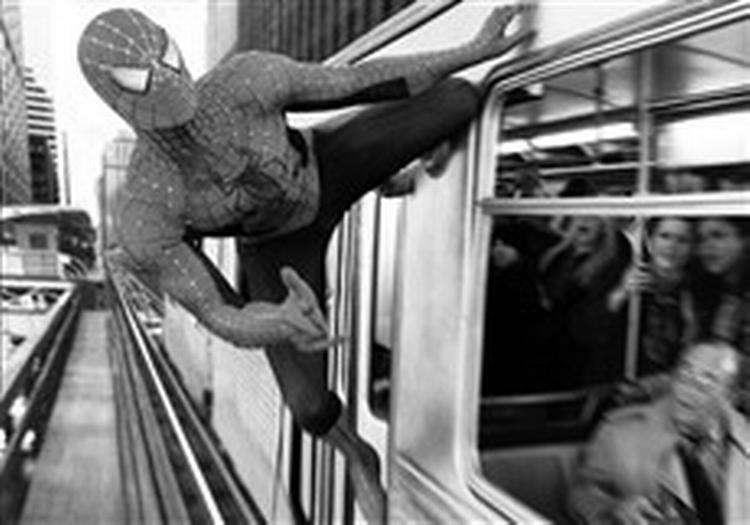 Spider-Man II. Ingen storfilm har lyst til at ligge blot i nærheden af denne film, der forventes at blive sommerens kong blockbuster. - Foto: Colombia Records 