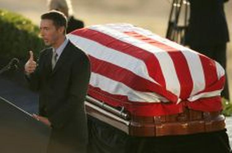 »Han er kommet hjem, han er fri«, sagde Ron Reagan i sin tale ved faderens begravelse. - Foto: AP 