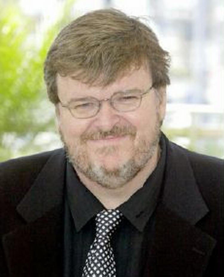 Michael Moore fik guldpalmerne i Cannes for sin kontroversielle film 'Fahrenheit 9/11'. - Foto: AP 