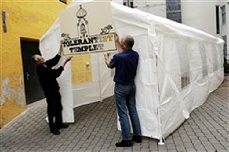 Med en totalvægt på kun 78 kilo er templet nemt at transportere, blot det sker i sammenpakket stand. Tolerantistskiltet er skabt af Sofie Hannibal efter et forlæg af Roald Als.   Foto: Miriam Dalsgaard 