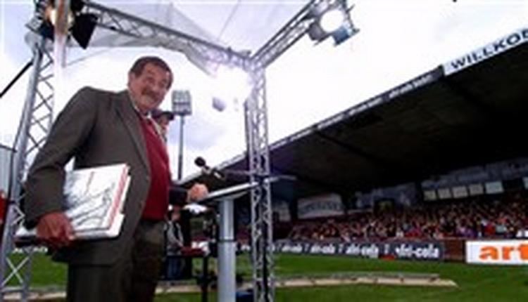 Forfatteren Günter Grass holdt et intenst lyttende publikum i sin hule hånd, både i de 2x45 minutter og den forlængede læsetid.  Foto: Ulrich Perrey/DPA 