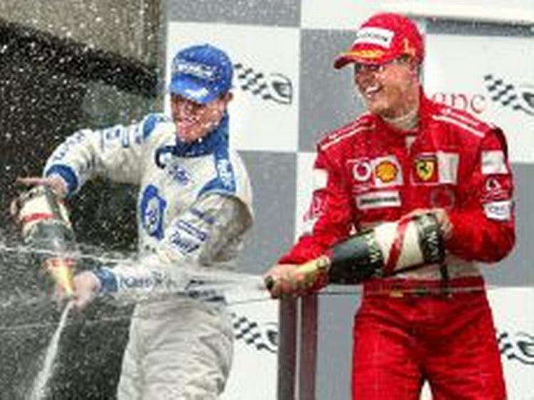 Storebror og lillebror i champagnerus. Michael Schumacher (th) slag lillebror Ralf Schumacher i det canadiske Formel 1-grandprix. - Foto: AP 