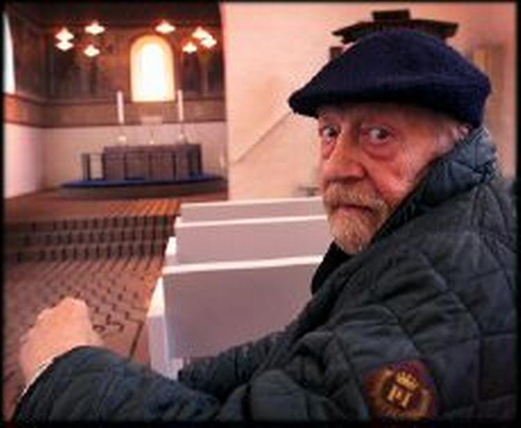 Jørn Larsen udsmykkede Jelling Kirke for ti millioner kroner. - Foto: Claus Bonnerup 