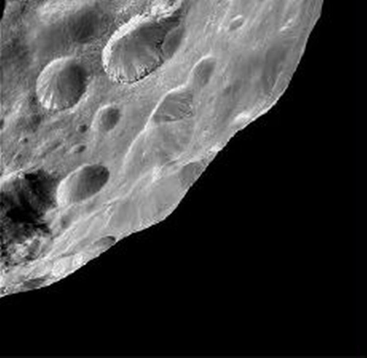 Rumsonden Cassini har taget nærbilleder af Saturns mest hemmelighedsfulde måne Phoebe. - Foto: AP 