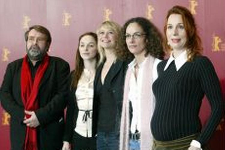 Holdet bag 'Forbrydelser' poserer ved præsentationen på Berlinalen i februar. - Foto: AP 