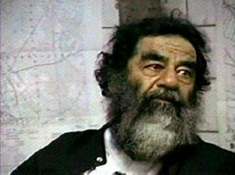 Den nye irakiske premierminister Allawi siger til al-Jazeera, at Saddam Hussein i løbet af kort tid bliver udleveret til irakerne. Det passer ikke, siger Pentagon. - Arkivfoto: AP 