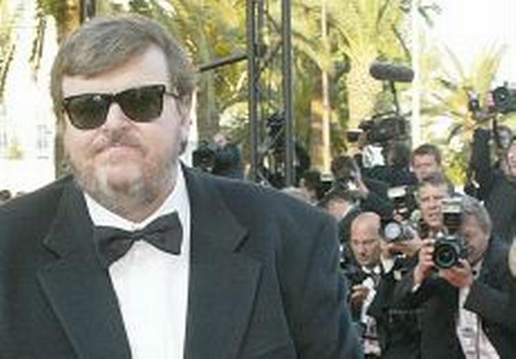 Michael Moore fik guldpalmerne for sin film 'Fahrenheit 9/11'. - Foto: AP 