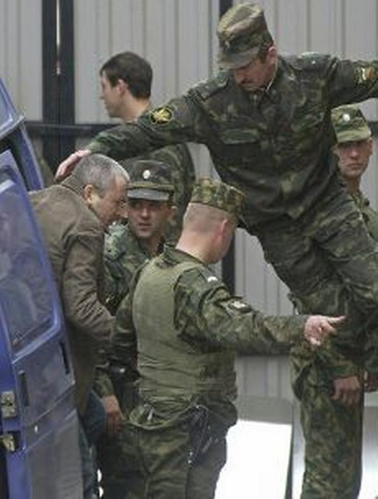 Mikhail Khodorkovskij ankommer til retten i morges. - Foto: AP 