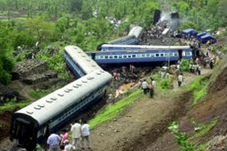 Mindst 18 personer har mistet livet ved ulykken, der fandt sted i piskende regn. - Foto: AP 