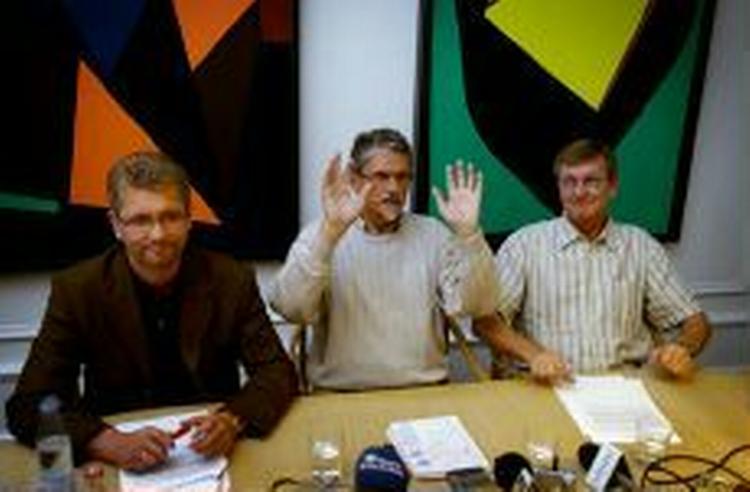 Socialdemokraterne Frank Jensen, formand Mogens Lykketoft og Ole Stavad har meldt sig ud af forhandlingerne om en kommunalreform. - Foto: Jens Dresling 