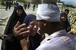 Abdul Razak Abdullah blev såret, da en bilbombe eksploderede i en kø i Bagdad. Hans mor græd af glæde, da hun kunne give sønnen et knus, efter at hun havde fået at vide, at han kun var lettere såret.   Foto: Kar 