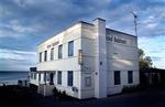 Melsted badehotel syd for Gudhjem på østsiden af Bornholm kombinerer drømmen om fordums sommeridyl med moderne restaurantidealer. Varen, der sælges i restauranten, er båret af kyndigt håndværk, velsmag og person 