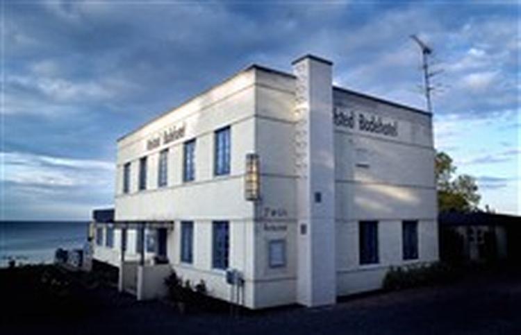 Melsted badehotel syd for Gudhjem på østsiden af Bornholm kombinerer drømmen om fordums sommeridyl med moderne restaurantidealer. Varen, der sælges i restauranten, er båret af kyndigt håndværk, velsmag og person 