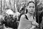 Overklassekvinden Sarah - Angelina Jolie - hvirvles ind i dramatiske begivenheder i en urolig verden. - Foto: UIP 